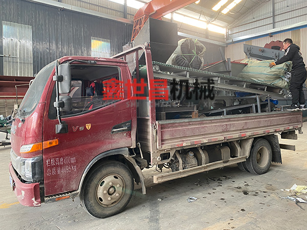 400型雙軸撕碎機(jī)、800型水滴式金屬粉碎機(jī)發(fā)貨